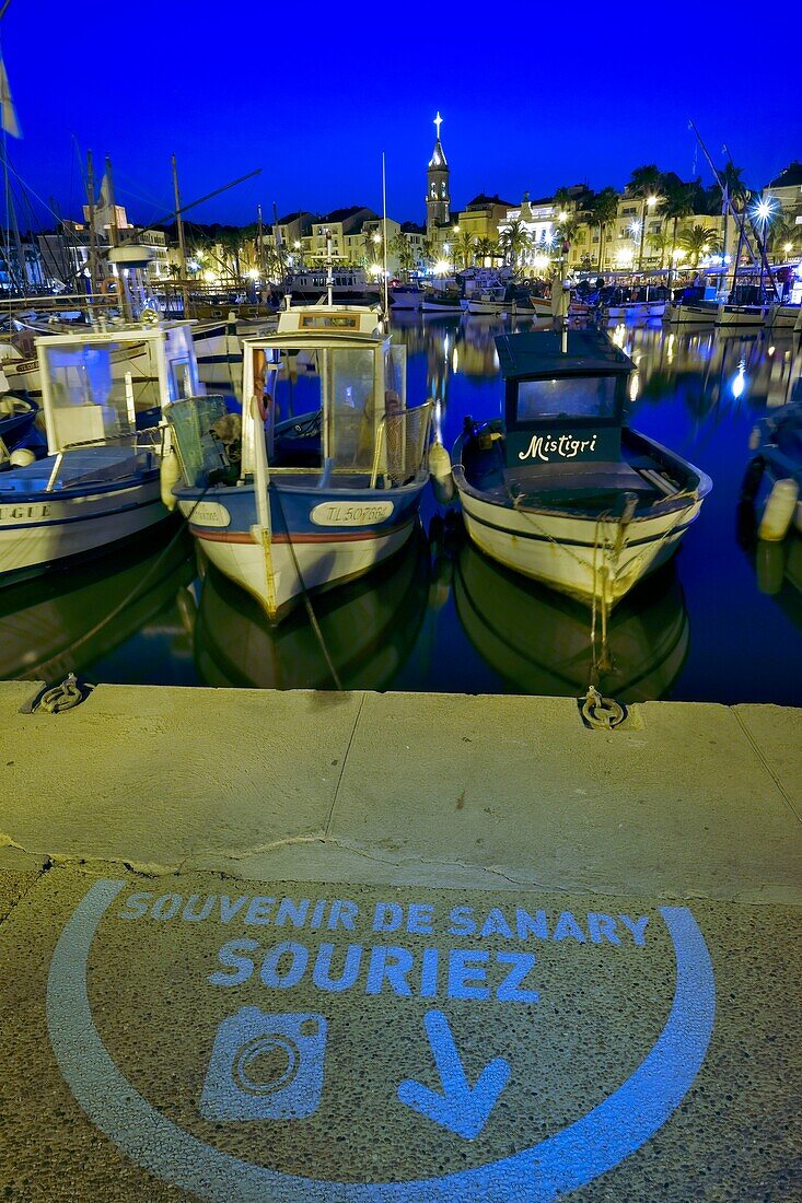 Frankreich, Var, Sanary sur Mer, der Hafen, traditionelle Fischerboote, der Pointus, Kirche