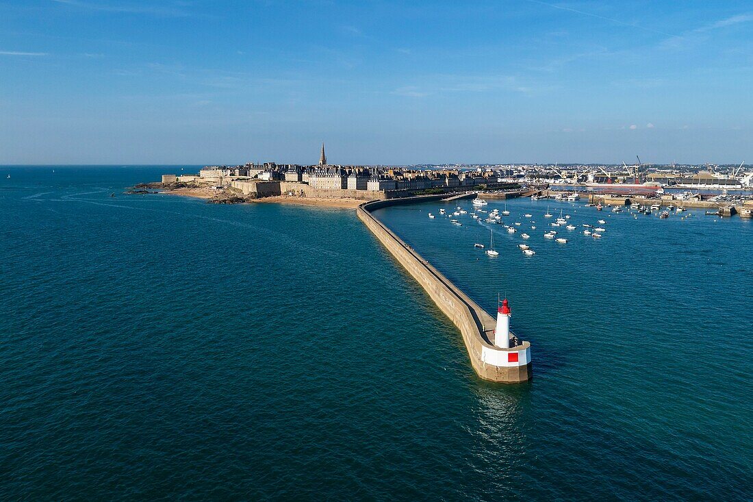 Frankreich, Ille et Vilaine, Cote d'Emeraude (Smaragdküste), Saint Malo, die ummauerte Stadt und die Mole des Noires (Pier der schwarzen Frauen) (Luftaufnahme)