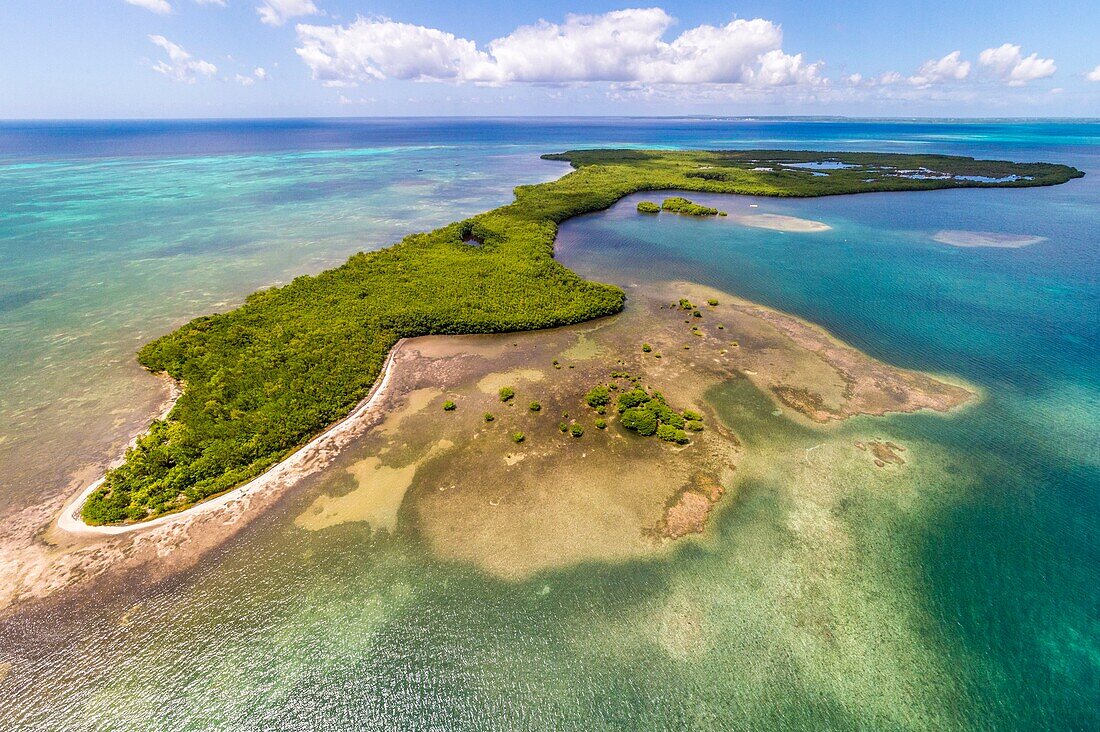 Frankreich, Karibik, Kleine Antillen, Guadeloupe, Grand Cul-de-Sac Marin, im Herzen des Nationalparks Guadeloupe, Basse-Terre, Luftaufnahme der Insel Fajou und des längsten Korallenriffs (25 km) der Kleinen Antillen, Biosphärenreservat des Archipels von Guadeloupe