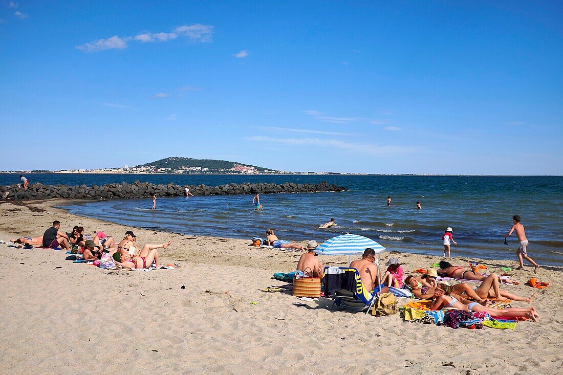 Frankreich, Herault, Bassin de Thau, Meze, öffentlicher Strand vor dem Mont Saint Clair, der Hügel von Sete