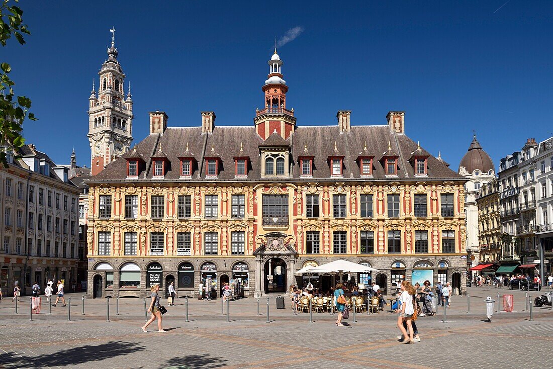 Frankreich, Nord, Lille, Place du General De Gaulle oder Grand Place, alte Börse und Glockenturm der Industrie- und Handelskammer im Hintergrund