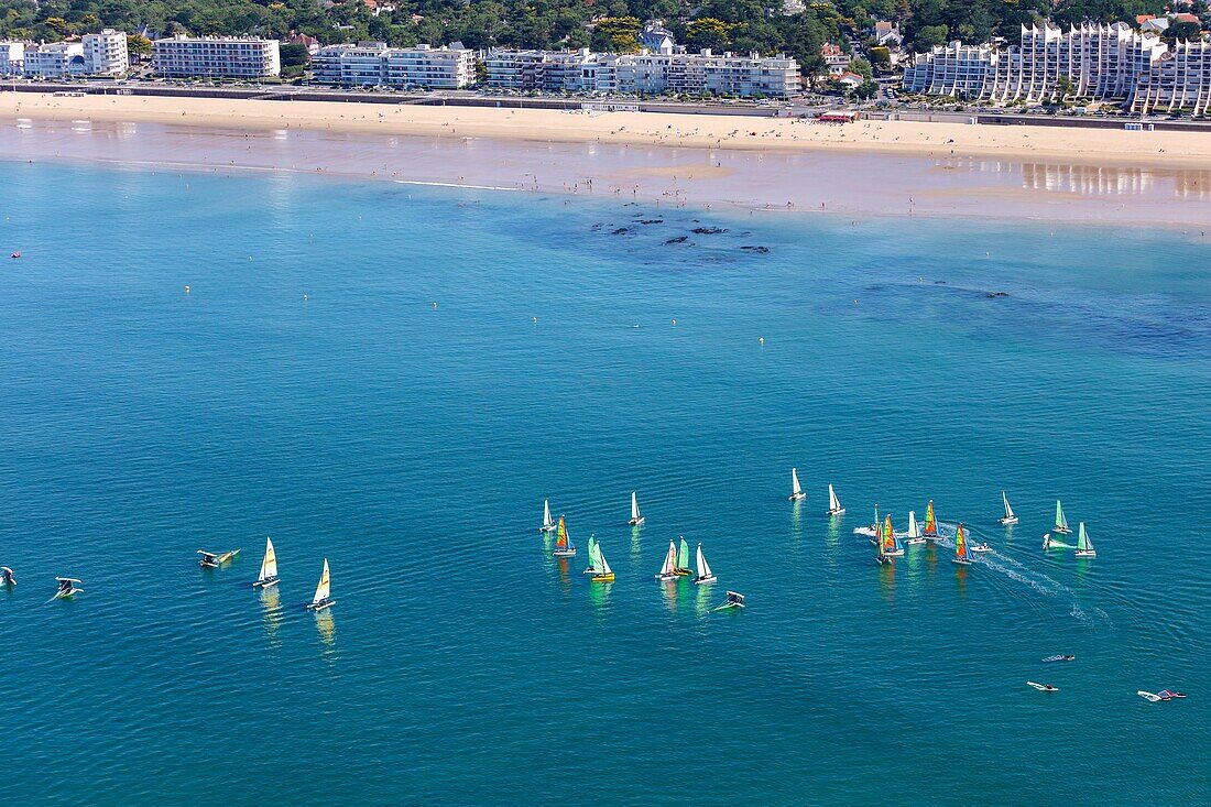 Frankreich, Loire Atlantique, La Baule, Segelschule und der Strand (Luftaufnahme)
