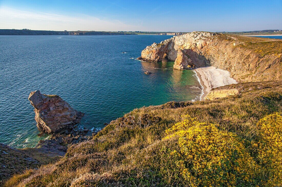 France, Finistere, Presqu'i?le de Crozon, on the trail from the Virgin Island to Saint Hernot'island of Crozon, the Pointe de Dinan, arcades of rocks of the Percée des Korrigans\n