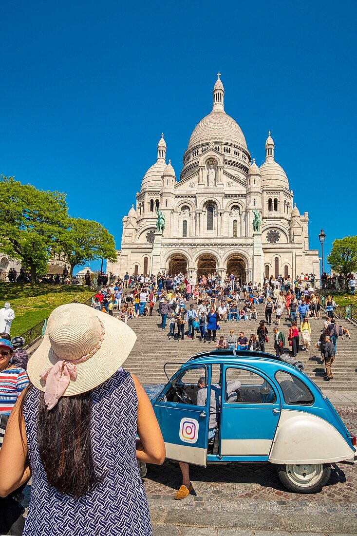 Frankreich, Paris, Butte Montmartre, 2cv Auto und die Sacre Coeur