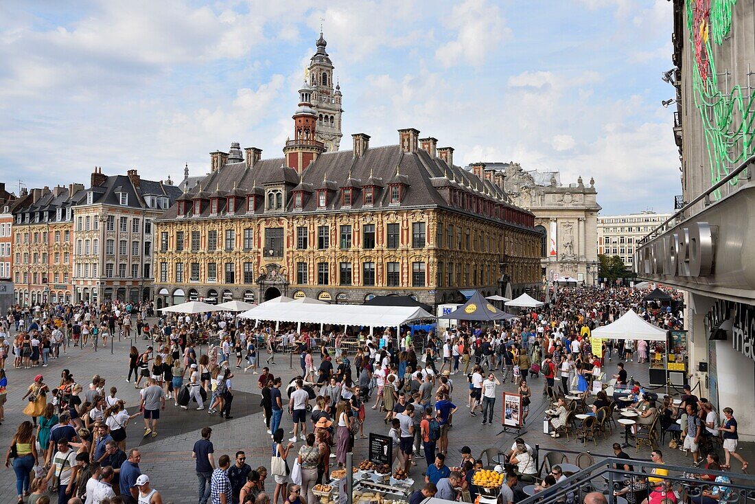 Frankreich, Nord, Lille, Grand Place, Alte Börse und Glockenturm der Handelskammer, Trödelmarkt 2019, viele Spaziergänger