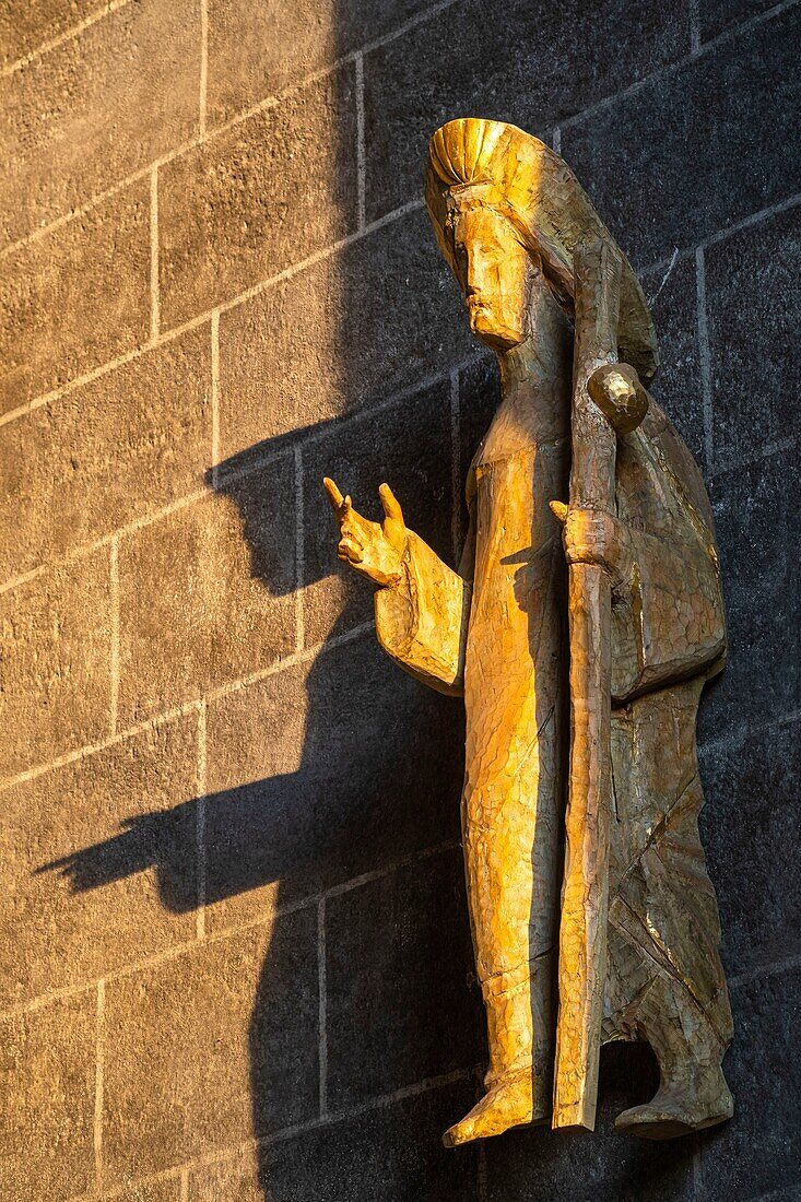 Frankreich, Haute-Loire, Le Puy-en-Velay, Ausgangspunkt der Via Podiensis, einer der französischen Pilgerwege nach Santiago de Compostela, Kathedrale Unserer Lieben Frau von der Verkündigung, Statue des Heiligen Jacques