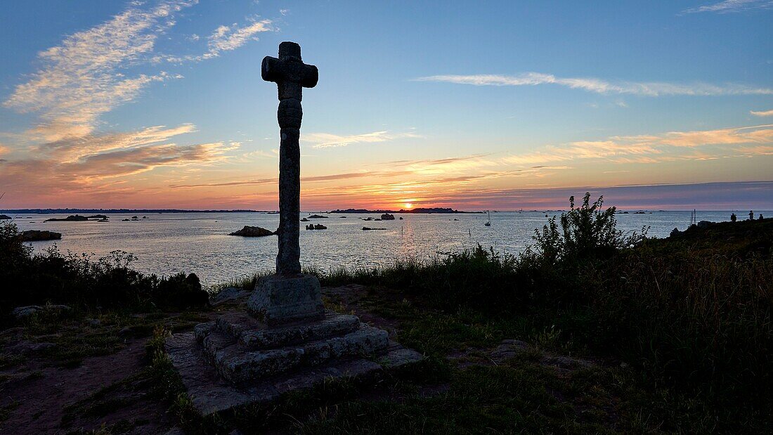 Frankreich, Cotes d'Armor, Ile de Brehat, Sonnenuntergang am Kreuz von Maudez