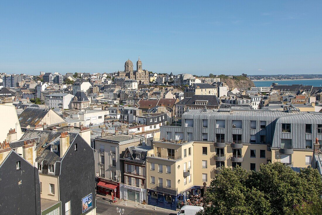 Frankreich, Manche, Cotentin, Granville, die Oberstadt auf einer felsigen Landzunge am östlichsten Punkt der Bucht des Mont Saint Michel, Unterstadt und Kirche Saint Paul