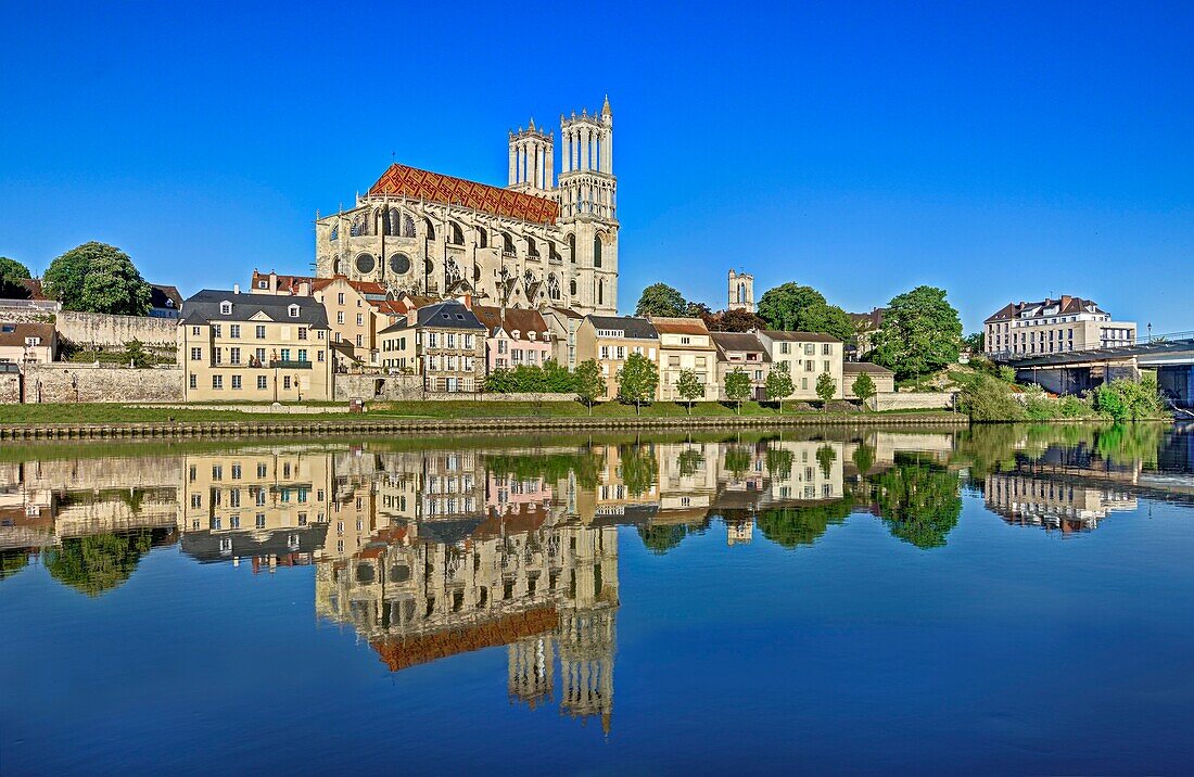 France, Yvelines, Mantes-la-Jolie, the collegiate church of Notre-Dame and the Seine river\n