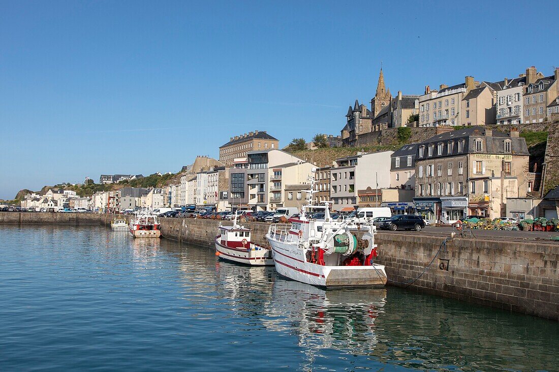 Frankreich, Manche, Cotentin, Granville, die Oberstadt auf einer felsigen Landzunge an der östlichen Spitze der Bucht von Mont Saint Michel, der Fischereihafen und die Notre Dame du Cap Lihou