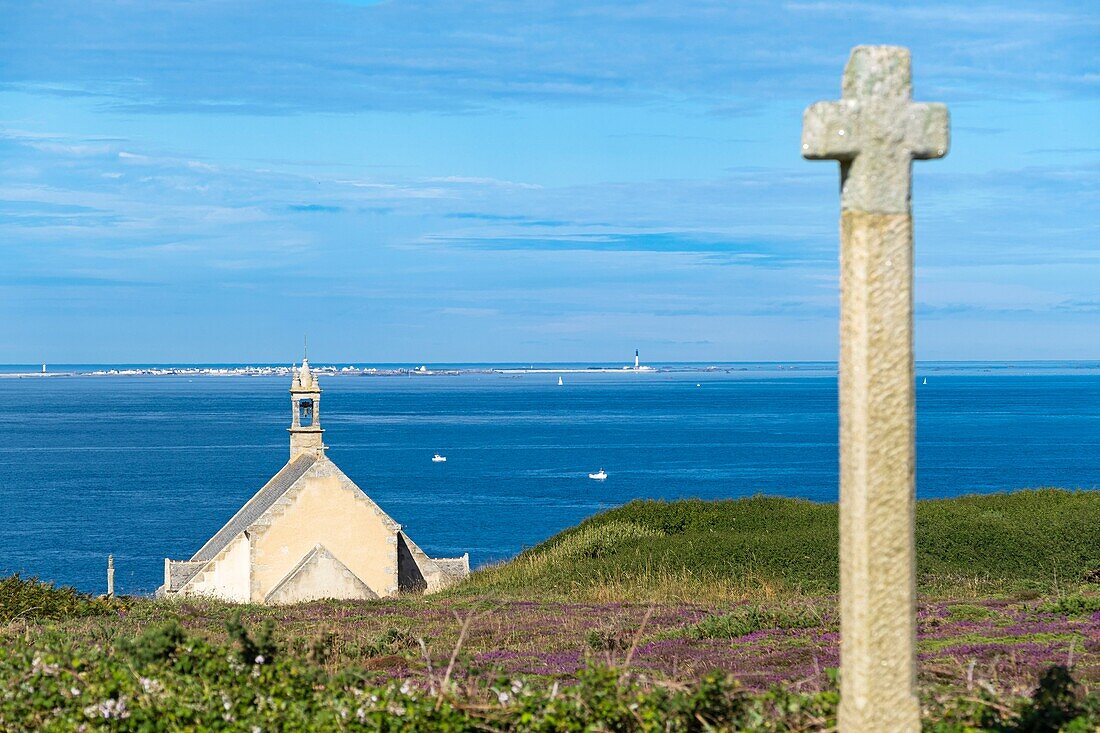 Frankreich, Finistere, Cleden-Cap-Sizun, Pointe du Van, Kapelle Saint-They und Insel Sein im Hintergrund