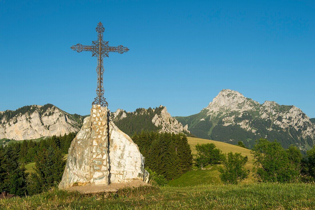 France, Haute Savoie, massif of Chablais, Bernex, view of the peaks of the peak of Memizes, Mount Cesar and the tooth of Oche from the cross of Mount Benand\n