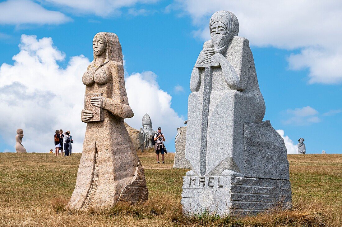 Frankreich, Cotes-d'Armor, Carnoet, das Tal der Heiligen oder bretonische Osterinsel, ist ein assoziatives Projekt mit 1000 monumentalen Skulpturen aus Granit, die 1000 bretonische Heilige darstellen