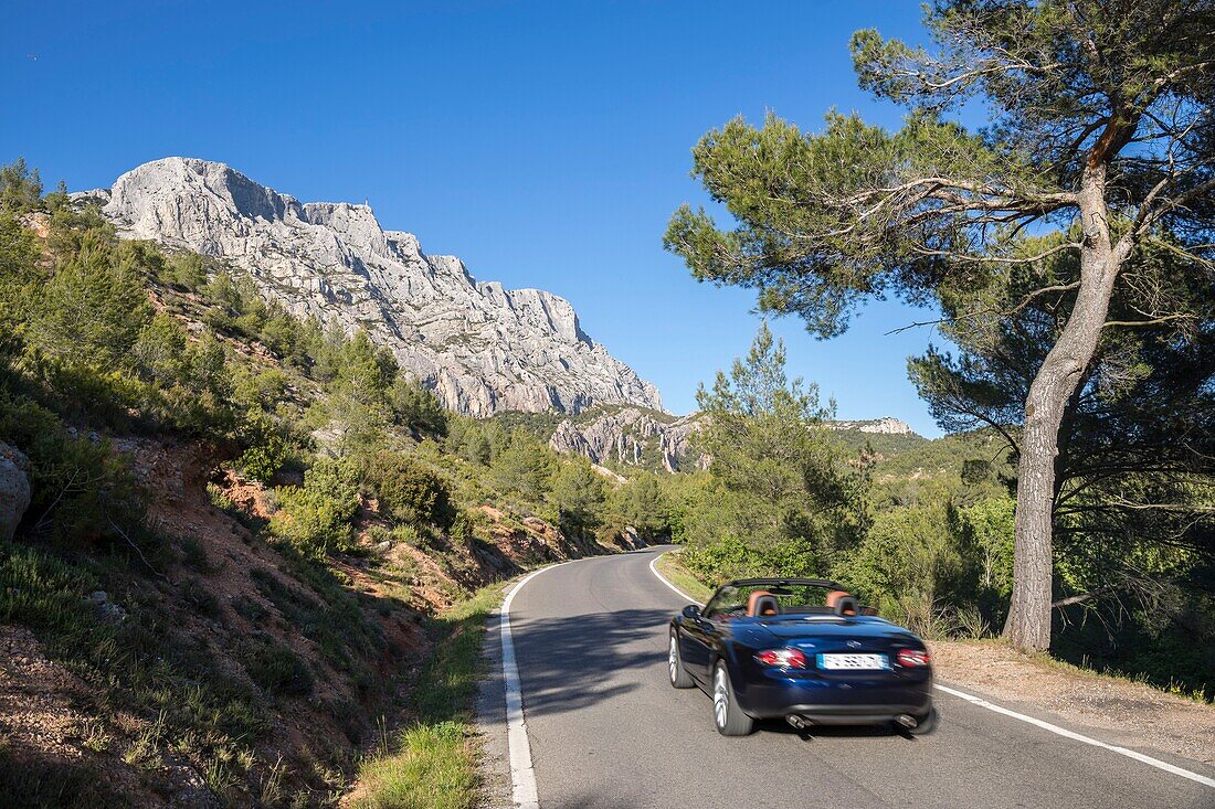 France, Bouches du Rhône, Pays d'Aix, Grand Site Sainte-Victoire, Beaurecueil, Sainte-Victoire mountain, road D17, Cézanne road\n