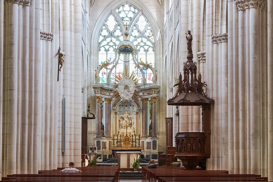 Frankreich, Vendee, Lucon, Kirchenschiff und Chor der Kathedrale Notre Dame de l'Assomption