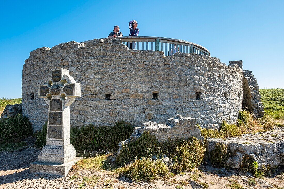 Frankreich, Finistere, Plogoff, Pointe du Raz, runder Sockel eines ehemaligen deutschen Radars und keltisches Kreuz, das die Symbole der Bretagne entlang des Wanderwegs GR 34 versammelt