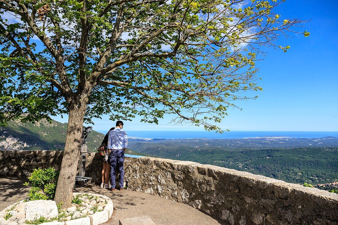 Frankreich, Alpes Maritimes, Parc Naturel Regional des Prealpes d'Azur, Gourdon, beschriftet mit Les Plus Beaux Villages de France, vom Victoria-Platz, Panorama der gesamten Riviere von Nizza bis Theoule