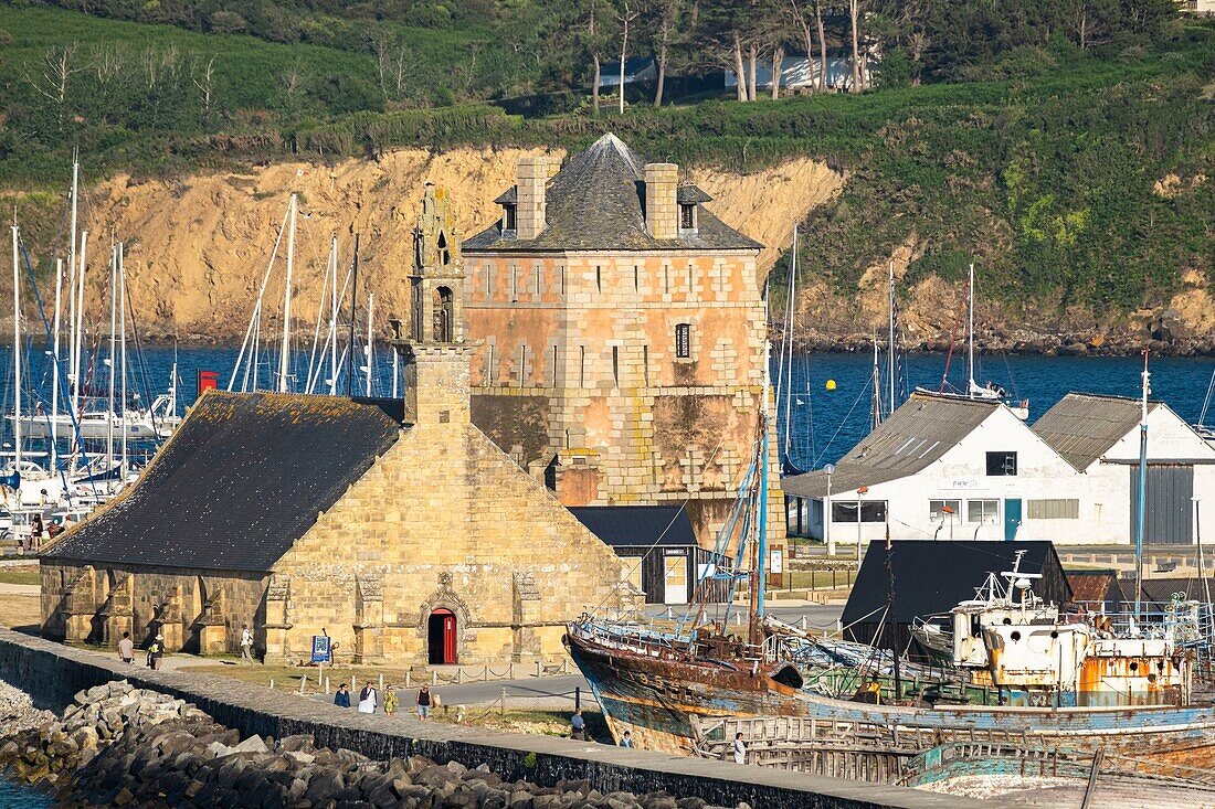 Frankreich, Finistere, Regionaler Naturpark Armorica, Halbinsel Crozon, Camaret-sur-Mer, Kapelle Notre-Dame de Rocamadour und Vauban-Turm, UNESCO-Weltkulturerbe