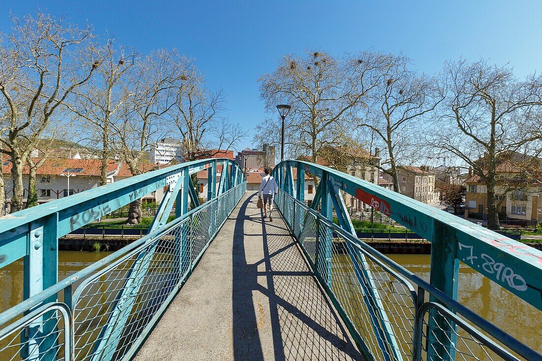 France, Meurthe et Moselle, Nancy, pedestrian footbridge over the Meurthe canal\n
