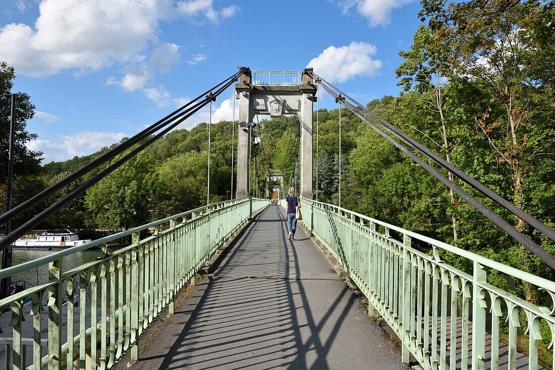 Frankreich, Ardennen, Charleville Mezieres, Fußgängerbrücke, die von der Alten Mühle kommt und die Maas überspannt, Frau nimmt die Brücke