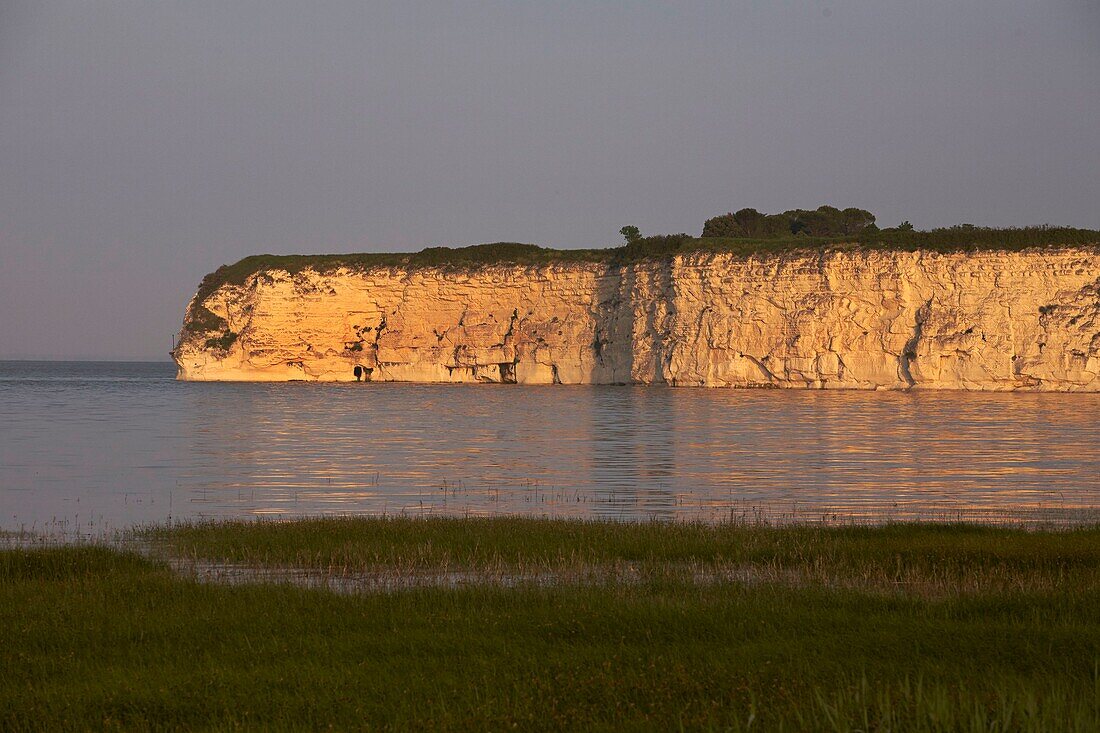 Frankreich, Charente Maritime, Mündung der Gironde, Talmont sur Gironde, mit der Aufschrift Les Plus Beaux Villages de France (Die schönsten Dörfer Frankreichs), Klippe von Caillaud