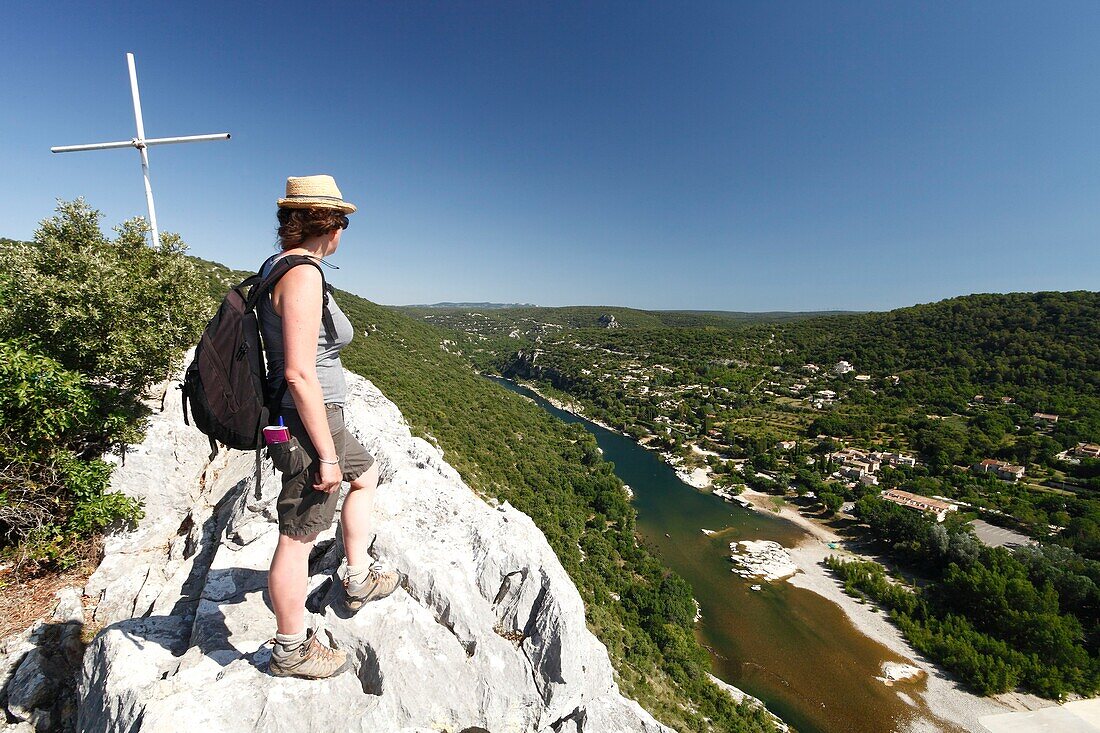 Frankreich, Gard, Ardeche-Schluchten, Aigueze, schönste Dörfer Frankreichs, Wanderin genießt den Blick auf die Ardeche oberhalb des Dorfes vom Felsen Castelviel