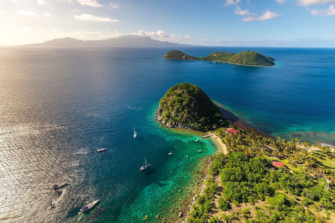 Guadeloupe, Les Saintes, Terre de Haut, die Bucht der Stadt Terre de Haut, die von der UNESCO zu den 10 schönsten Buchten der Welt gezählt wird, hier der Pain de Sucre, Basse Terre im Hintergrund (Luftaufnahme)