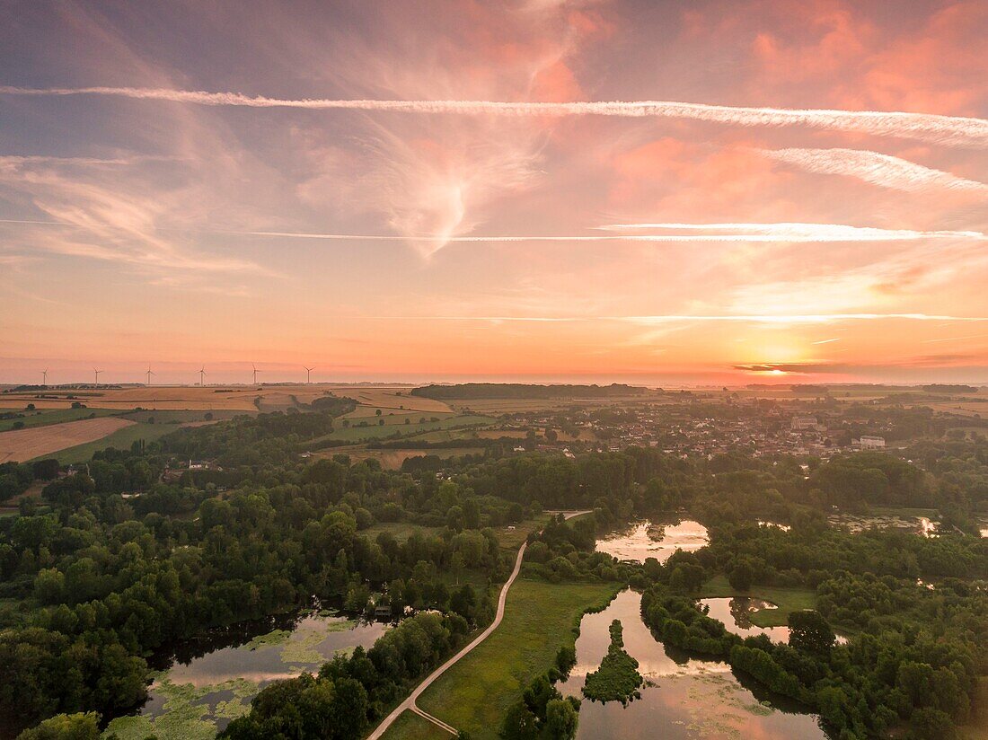 Frankreich, Somme, Tal der Somme, Long, die Sümpfe der Somme bei Long am frühen Morgen, das Tal der Somme noch neblig (vue aérienne)