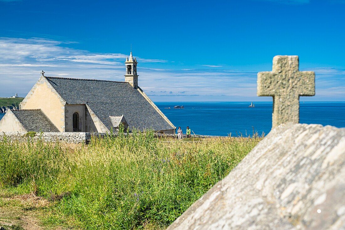 Frankreich, Finistere, Cleden-Cap-Sizun, Pointe du Van, Saint-They-Kapelle und Saint-Mathieu-Brunnen