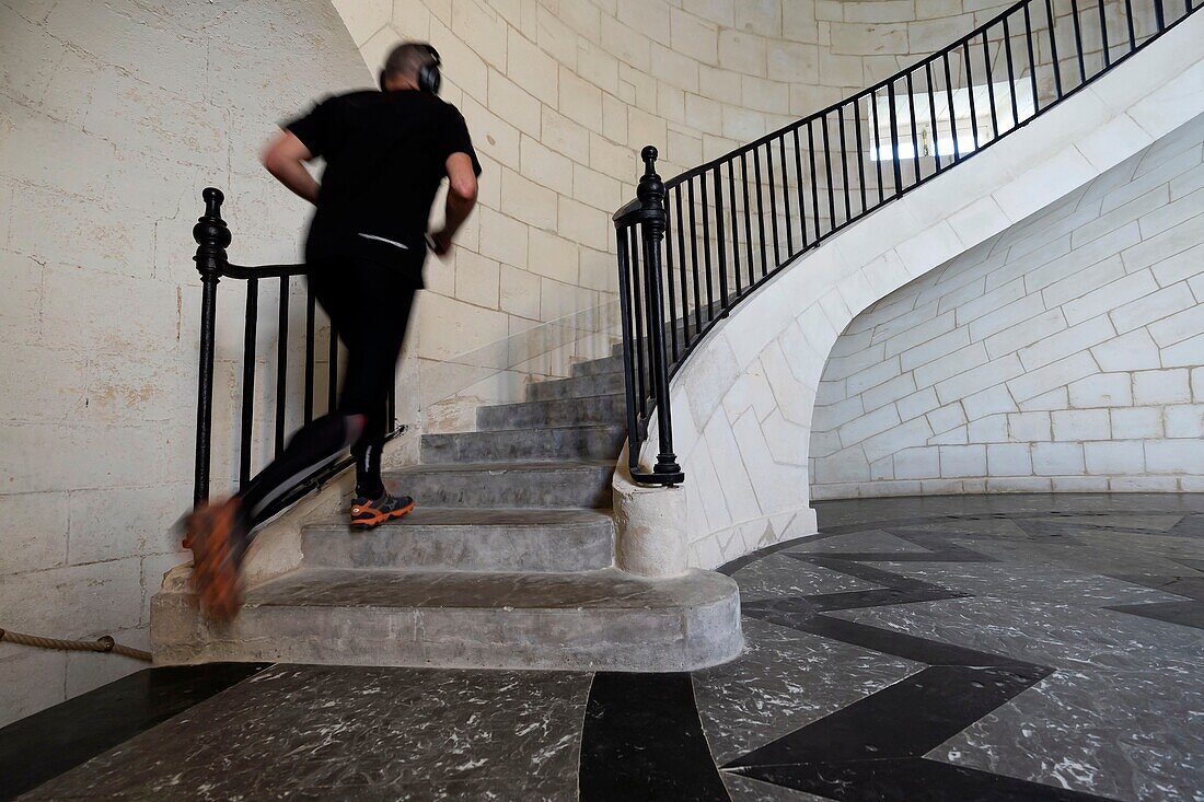 Frankreich, Gironde, Verdon-sur-Mer, Felsplateau von Cordouan, Leuchtturm von Cordouan, von der UNESCO zum Weltkulturerbe erklärt, Leuchtturmwärter beim Sport auf der Treppe
