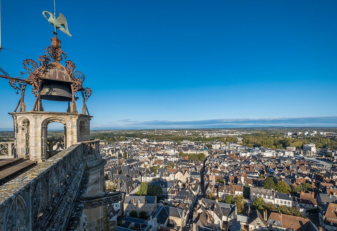 Frankreich, Cher, Bourges, Blick auf die Stadt von der Spitze der Kathedrale Saint Etienne, die von der UNESCO zum Weltkulturerbe erklärt wurde