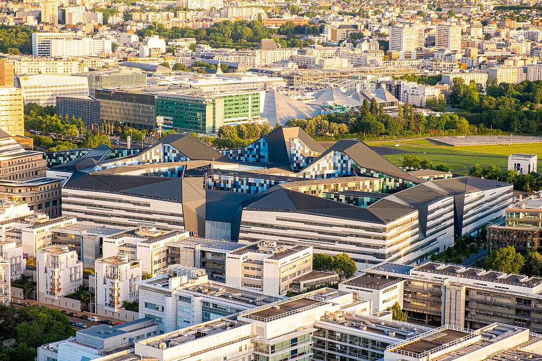 Frankreich, Paris, das Verteidigungsministerium namens Hexagone Balard, eröffnet 2015 (Luftaufnahme)