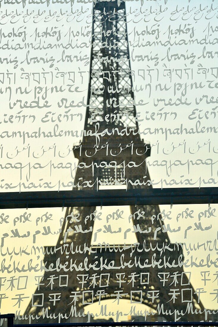 Frankreich, Paris, von der UNESCO zum Weltkulturerbe erklärtes Gebiet, Friedensmauer von Jean Michel Wilmotte und Clara Halte, die Champs de Mars und der Eiffelturm