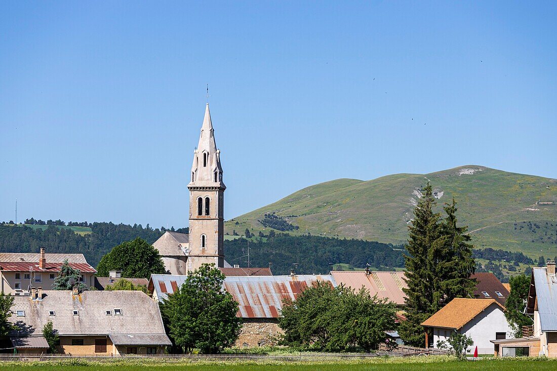 Frankreich, Hautes Alpes, Ecrins National Park, Champsaur Tal, Ancelle, das Dorf und seine Kirche