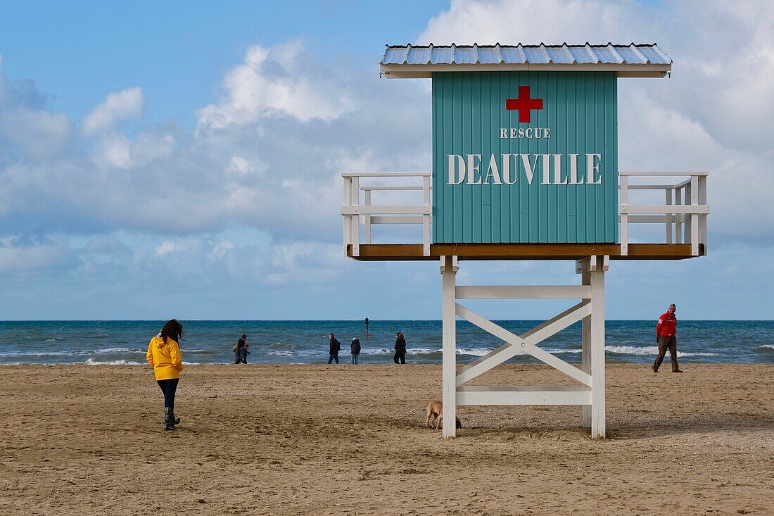 Frankreich, Calvados, Pays d'Auge, Deauville, der Strand, die Erste-Hilfe-Station