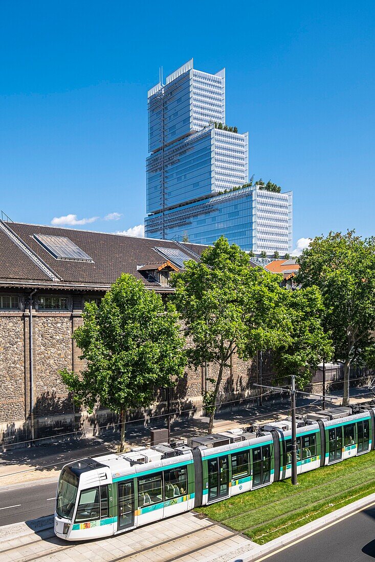 France, Paris, Clichy-Batignolles eco-district, tramway T3 line and Cité judiciaire de Paris designed by the architect Renzo Piano\n