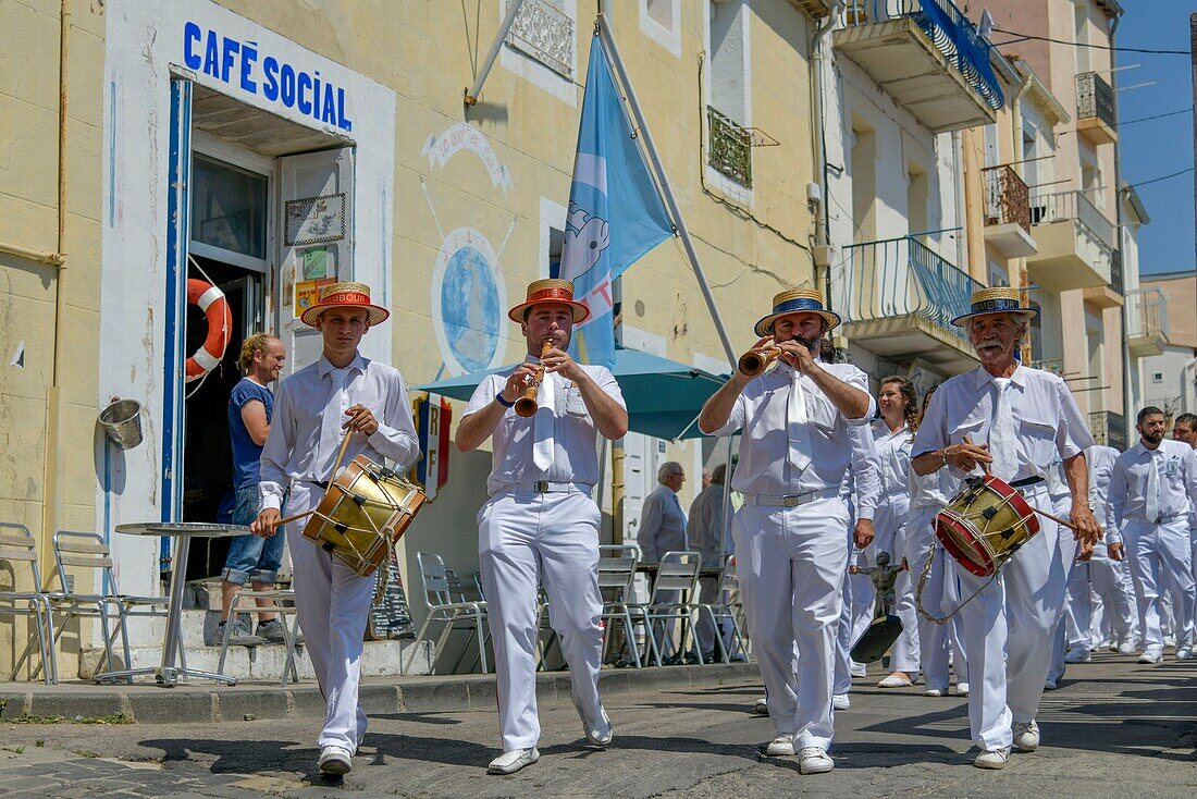 France, Herault, Sete, Quartier Haut, parade of jouteurs on the occasion of the Fête de la Saint Pierre\n