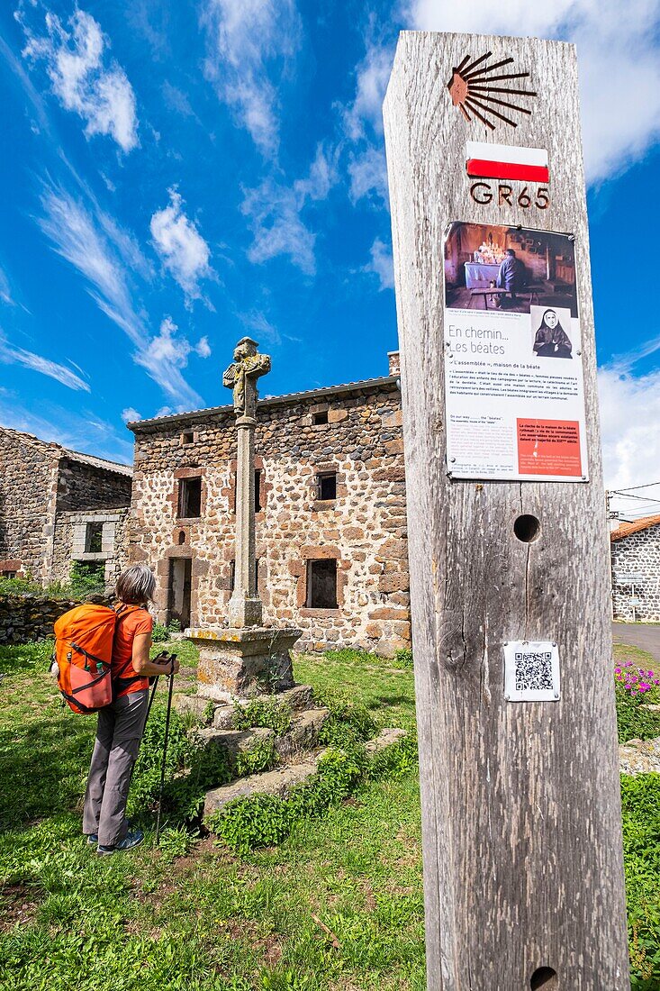 Frankreich, Haute-Loire, Bains, Weiler Ramourouscle, Wanderung auf der Via Podiensis, einer der französischen Pilgerrouten nach Santiago de Compostela oder GR 65, ehemalige Heimat von Béates und Kreuz von 1631