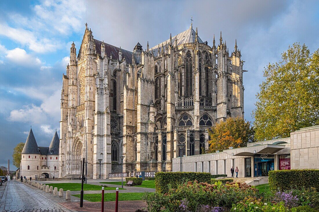 Frankreich, Oise, Beauvais, Kathedrale Saint-Pierre de Beauvais, erbaut zwischen dem 13. und 16. Jahrhundert, mit dem höchsten Chor der Welt (48,5 m), Nationale Galerie der Tapisserien (Le Quadrilatère) im Vordergrund