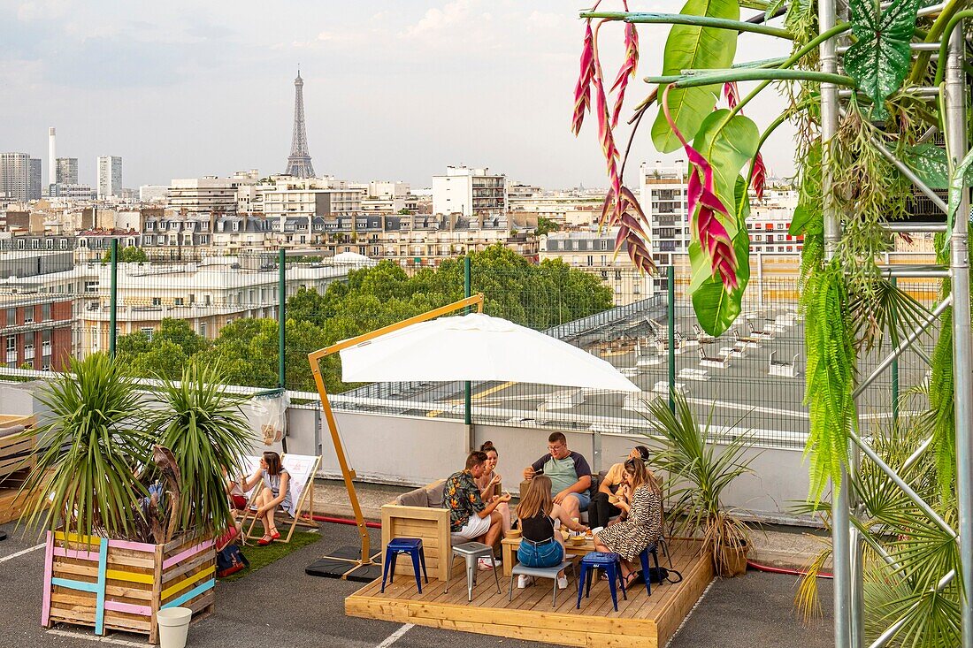 Frankreich, Paris, Dachbegrünung von 3.500 m2, der hängende Garten, der im Sommer auf dem Dach eines Parkplatzes installiert wurde
