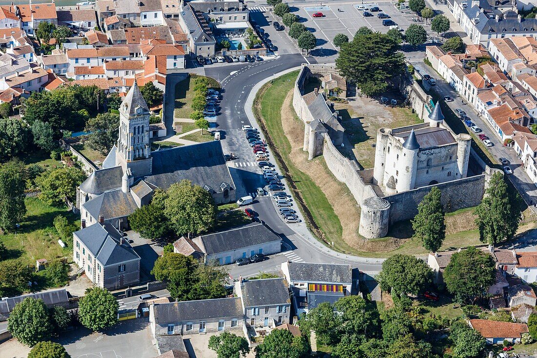 Frankreich, Vendee, Noirmoutier en l'Ile, die Kirche und das Schloss (Luftaufnahme)