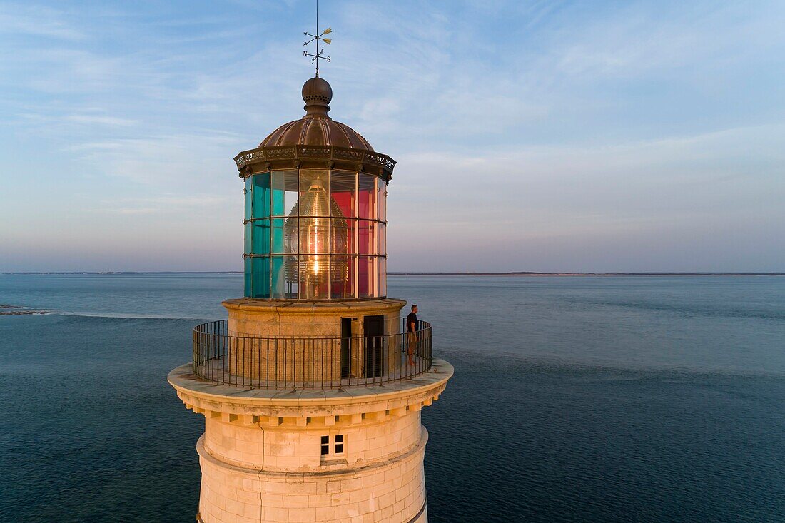 Frankreich, Gironde, Verdon-sur-Mer, Felsplateau von Cordouan, Leuchtturm von Cordouan, denkmalgeschützt, Leuchtturmwärter an der Laterne bei Sonnenuntergang (Luftaufnahme)