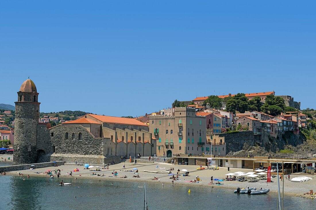 Frankreich, Pyrenees Orientales, Collioure, Strand von Boramar mit der Kirche Notre Dames des Anges aus dem 17. Jahrhundert auf der linken Seite