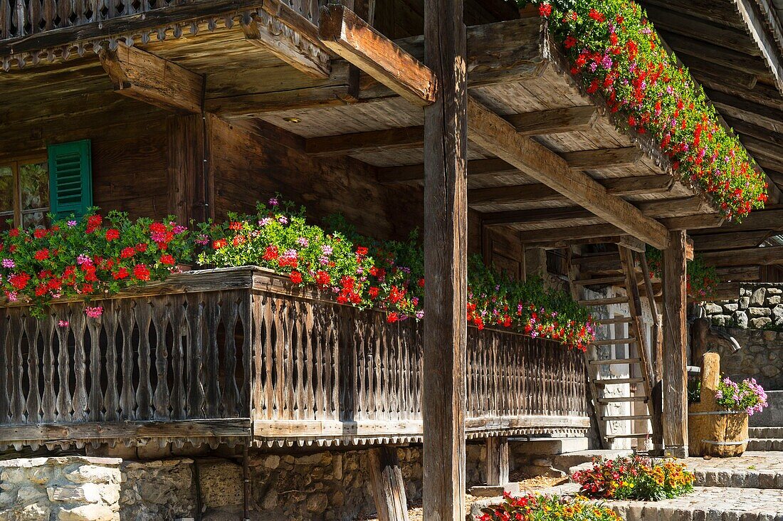 Frankreich, Haute Savoie, Chablais, Val d'Abondance, Portes du Soleil, Kapelle von Abondance, Blumenarrangement um Papy Gabys Hütte