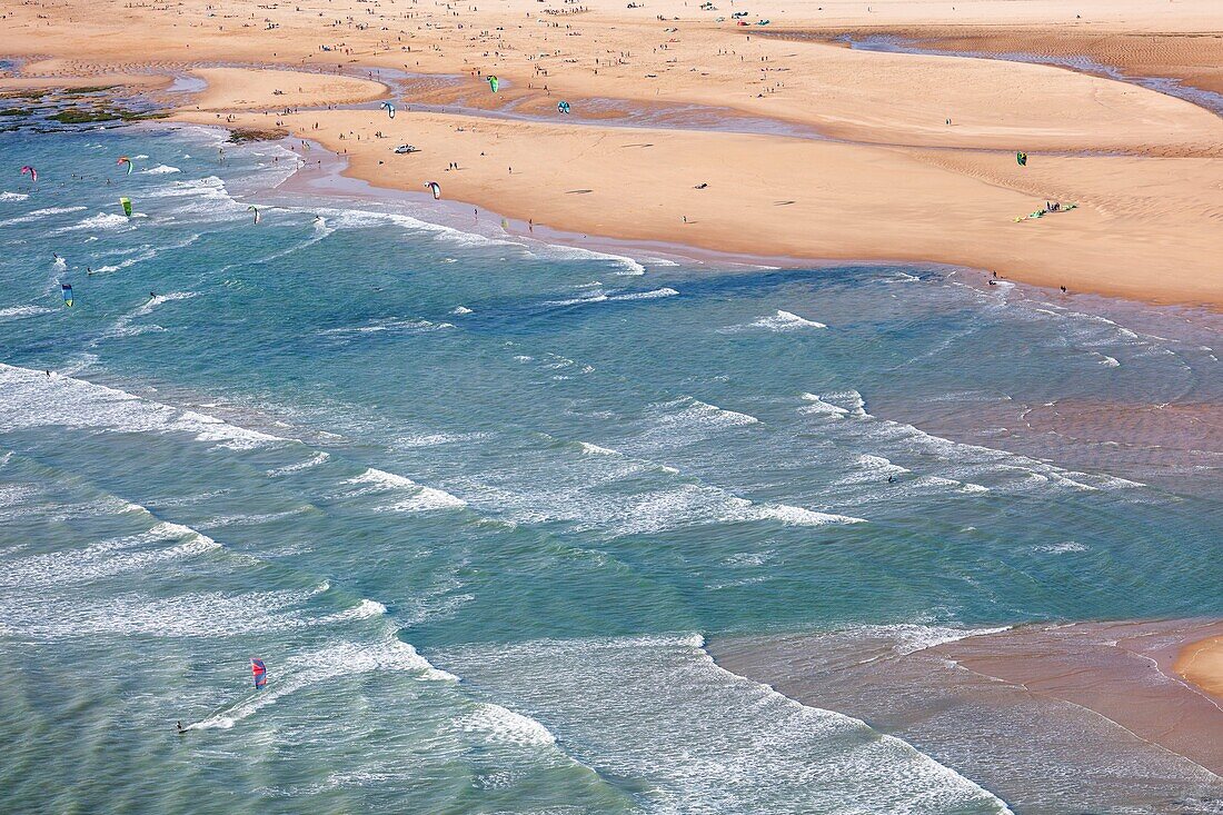 Frankreich, Vendee, Talmont Saint Hilaire, Strand von Veillon im Sommer (Luftaufnahme)