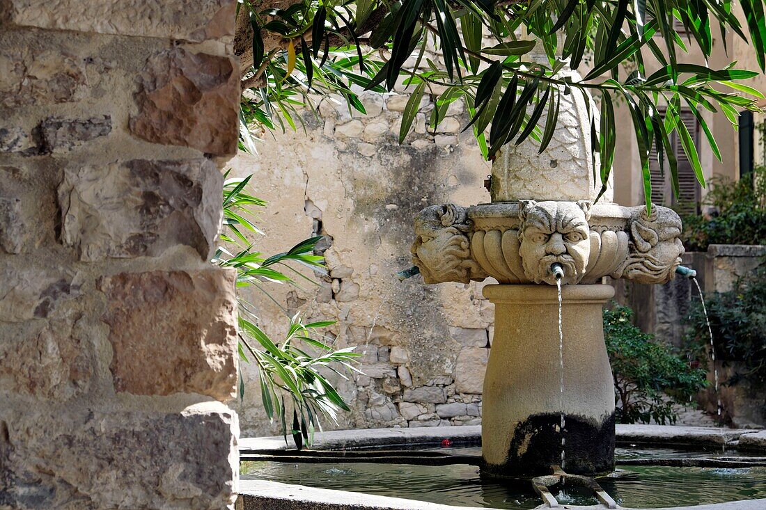 Frankreich, Vaucluse, Seguret, Beschriftung Les Plus Beaux Villages de France (Die schönsten Dörfer Frankreichs), Brunnen von Mascarons