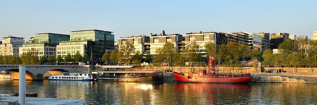 Frankreich, Paris, Seine-Ufer, Bercy-Viertel, Restaurant Batofar, Quai Francois Mauriac