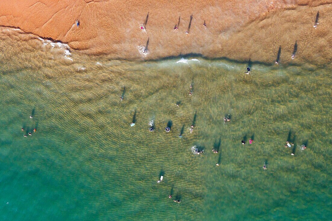 Frankreich, Vendee, La Tranche sur Mer, der Strand im Sommer (Luftaufnahme)