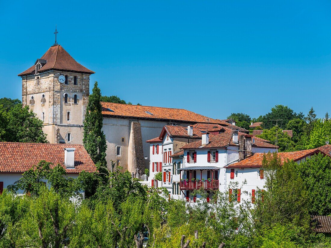 "Frankreich, Pyrenees Atlantiques, Baskisches Land (Frankreich), Espelette, Die Kirche Saint-Etienne, die durch ein Dekret vom 19. Mai 1925 zum historischen Denkmal erklärt wurde, befindet sich außerhalb der Stadt; sie hat einen Glockenturm mit hölzernen Emporen und vollständig bemalten Decken aus dem 17."