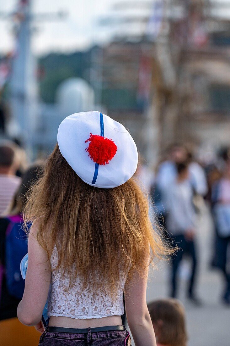 Frankreich, Seine Maritime, Rouen, Armada von Rouen 2019, Junge Frau im Seemannsbauch